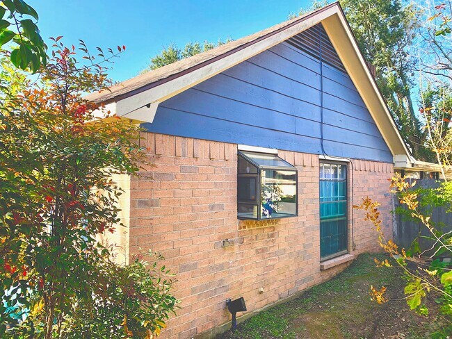 Foto del edificio - 2118 Maple Cir