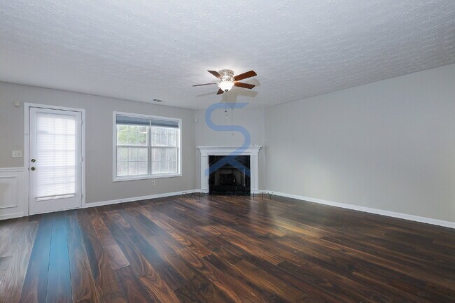 Foto del edificio - Move in before February 15th and choose your reward: a $250 Amazon Gift Card or a 55" Smart TV!