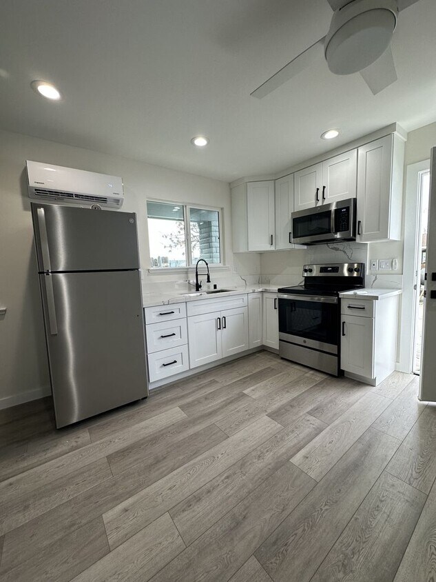 Foto principal - Renovated 2-Bedroom Haven for Rent!