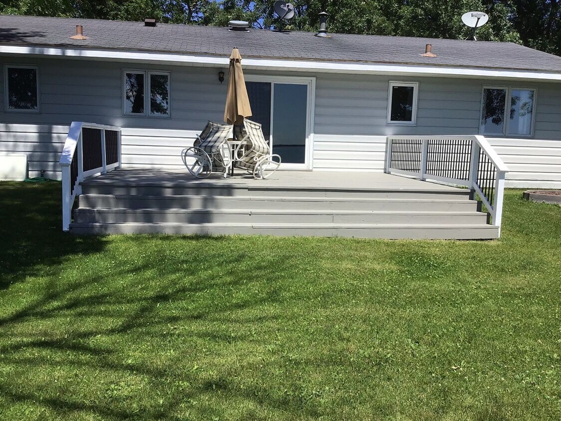 Primary Photo - Price Reduced 3 Bedroom 1 1/2 Bath Lake Ho...