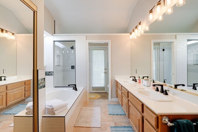 Foto del edificio - Fully Furnished Single-Story Home with Den and 3-Car Garage!