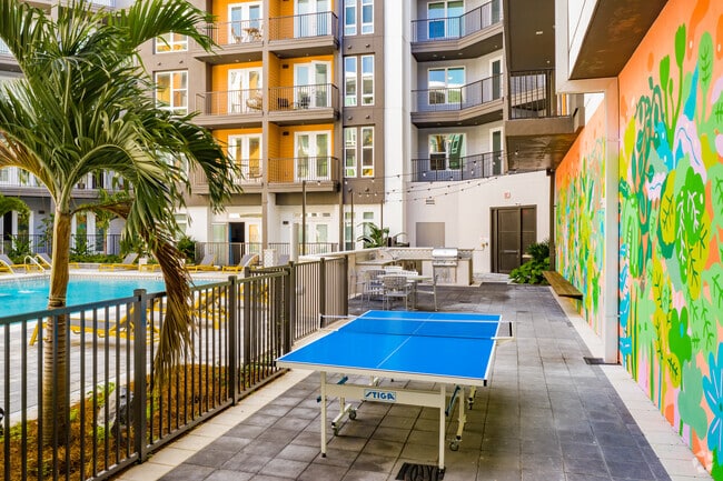 Courtyard & Fire Pits - Arte St. Pete