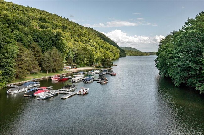 Foto del edificio - 8 Cedar Point Dr