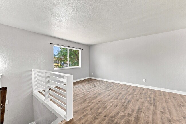 Foto del edificio - $2,095.95, 4 bed, 2 bath, located in Colorado Springs with a fenced-in backyard.
