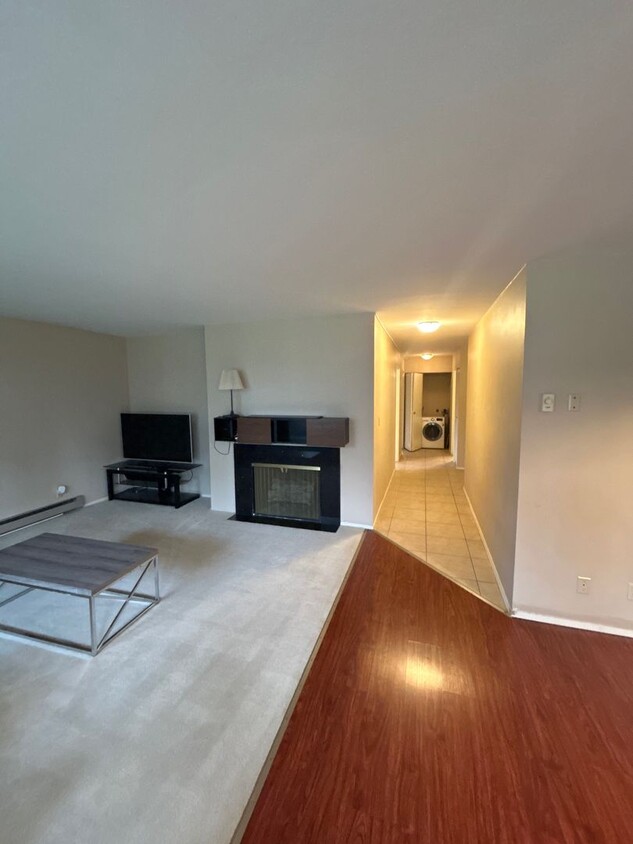 Foto principal - Fantastic 2 Bed 2 Bath Condo in the U Dist...