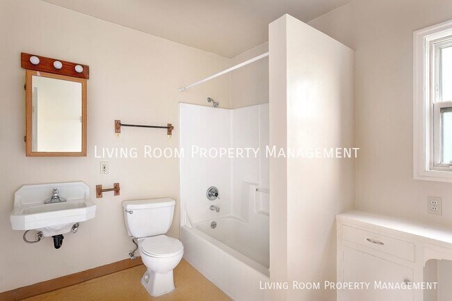 Foto del edificio - Charming 1BR Across from Powell Park w/Off...