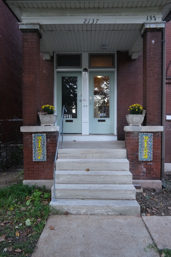 2137 Russell Blvd Unit 2F, Saint Louis, MO 63104 Apartments in Saint