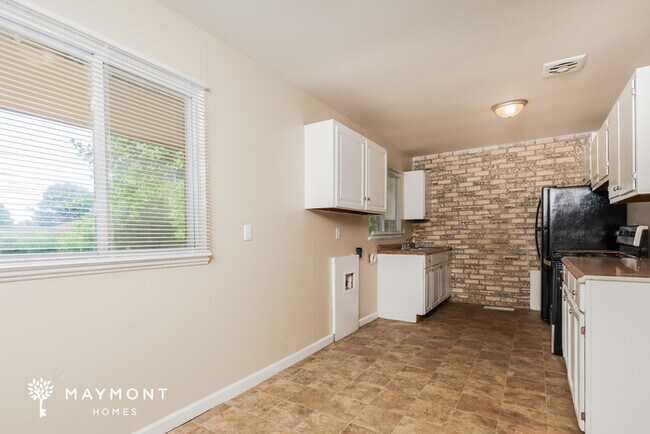 Building Photo - Cute 3 Bedroom Brick Home