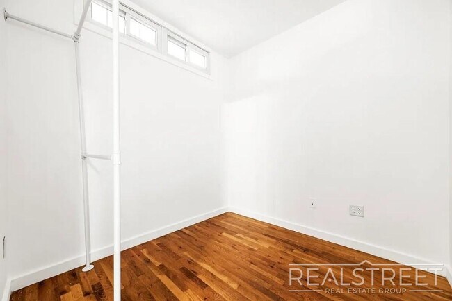 Foto del edificio - Modern 2-Bedroom Apartment with Private Balcony in Prime Bushwick