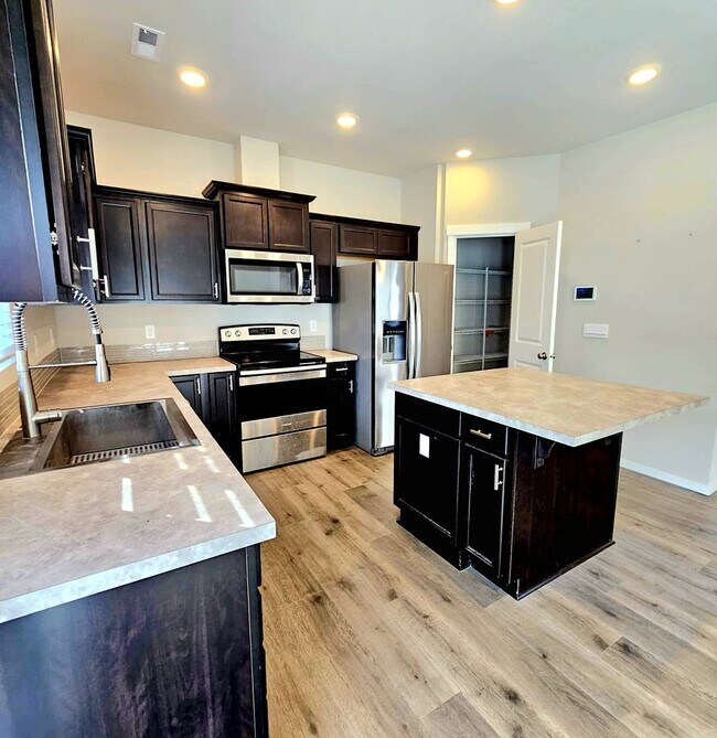 Building Photo - Immaculate and spacious 3 bed townhouse in convenient CK location