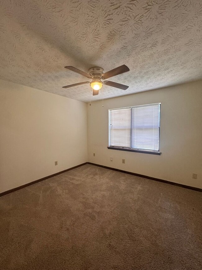 Building Photo - 1120 Sweetwater Cir