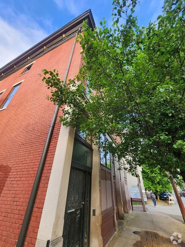 Building Photo - 114 St Catherine St