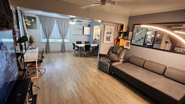 Foto del edificio - 3600 S Le Jeune Rd