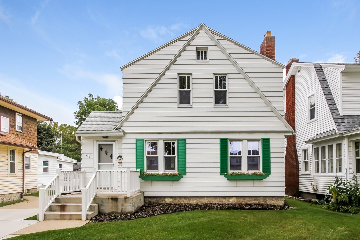 932 Lake Michigan Dr NW, Grand Rapids, MI 49504 House Rental in Grand