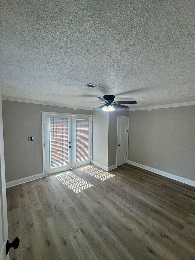 Foto del edificio - Newly Renovated 2 Bedroom, 1 Bathroom Home...