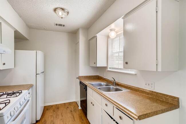 Building Photo - 818 Sahara Ave