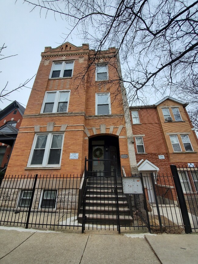 Building Photo - 1254 N Maplewood Ave