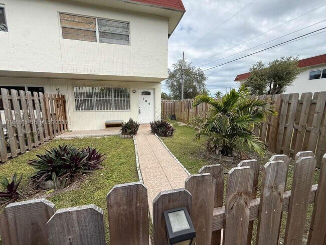 Building Photo - 1520 NE 151st St