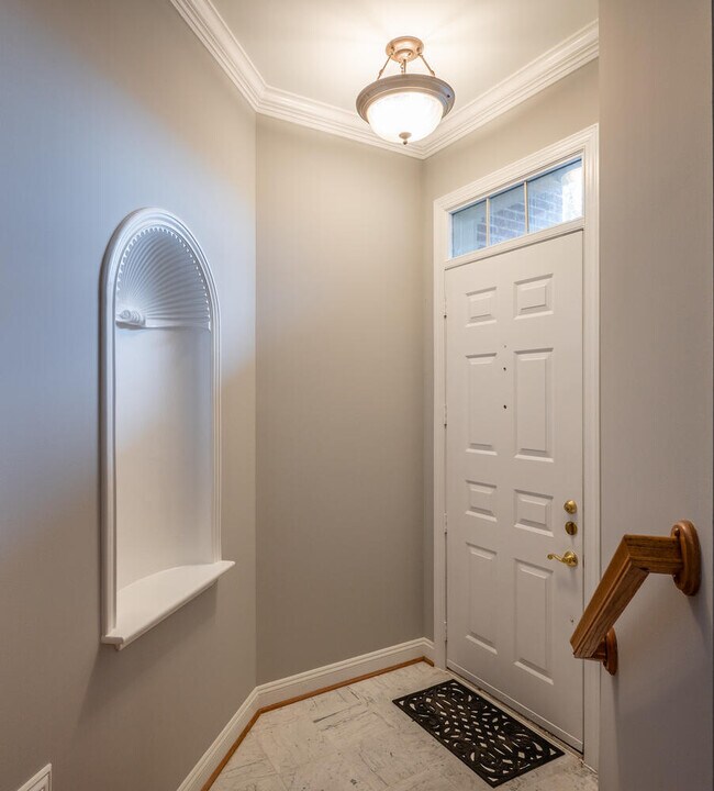 Entry - 1582 N Colonial Ter