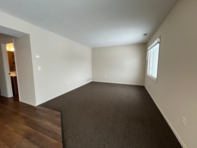 Foto del edificio - 611 E Burnsville Pkwy