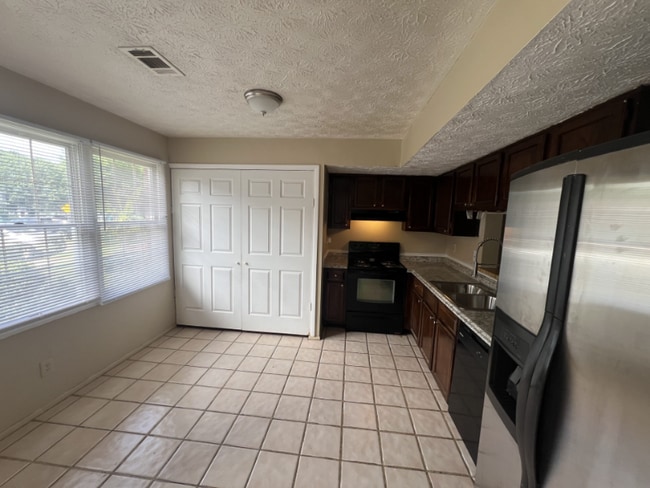 Foto del edificio - 6445 Meadow Rue Dr