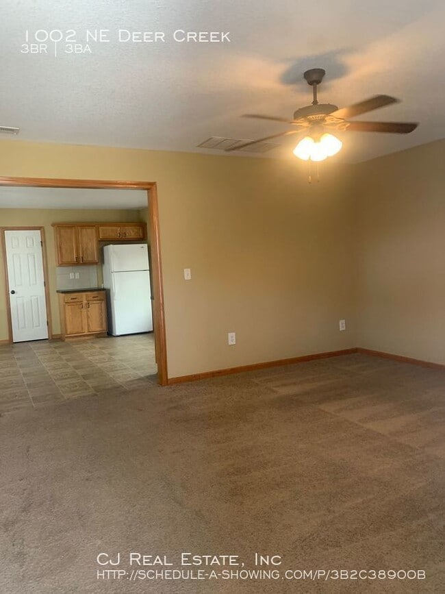 Building Photo - 1002 NE Deer Creek Rd