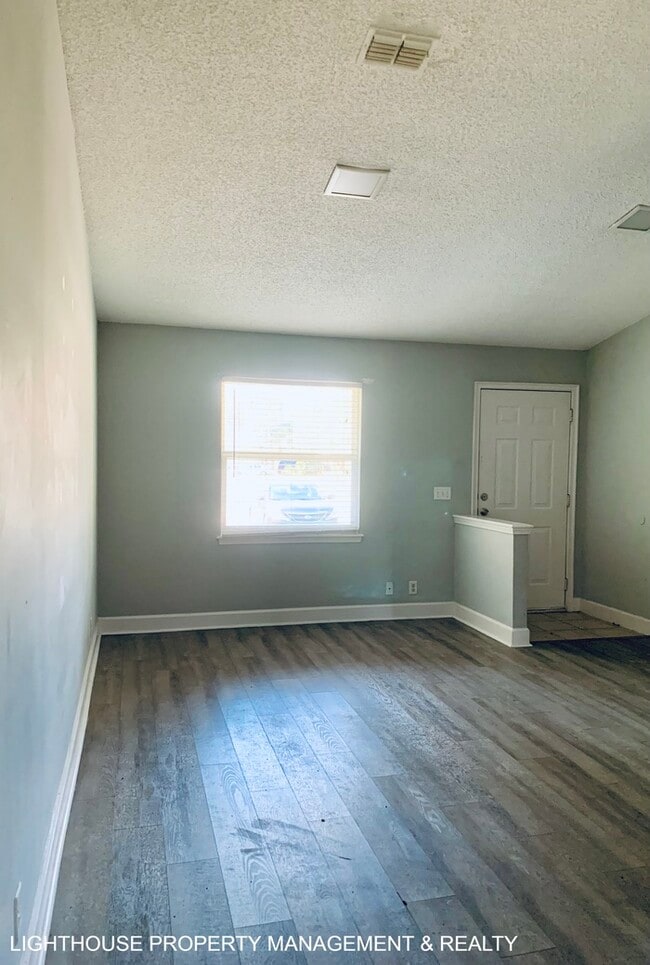 Foto del edificio - Renovated 2/1 Westside Duplex