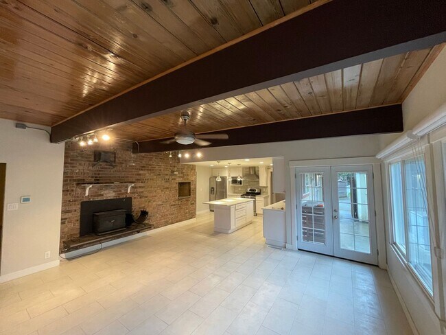 Foto del edificio - Spacious 4 Bed / 3 Bath Remodeled Rambler | Large Yard + Outbuildings + Minutes to Marina Desirab...