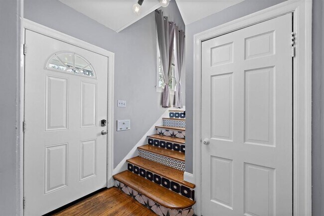 Building Photo - 3408 Roseland St