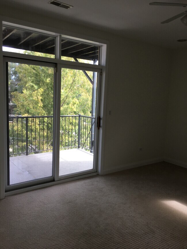 Dormitorio principal y patio trasero - 6123 S Kimbark Ave