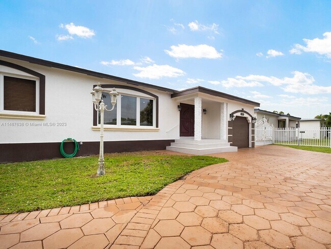 Foto del edificio - 6102 SW 13th St