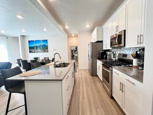 Building Photo - 919 W Lucky Clover Dr