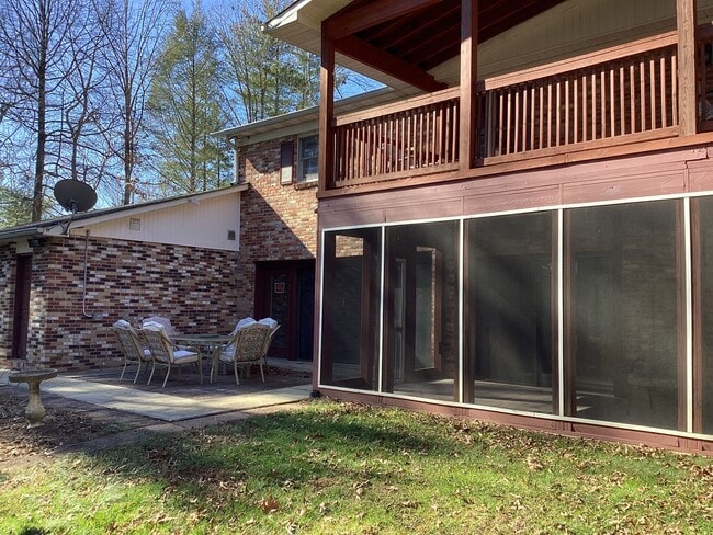 Foto del edificio - Beautiful Brick Ranch in Desirable Golf Course Community