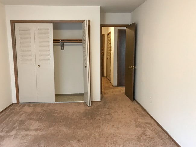 Building Photo - Fredrick Manor - DOGS ALLOWED