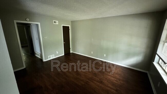 Foto del edificio - 3640 Rhea Ave
