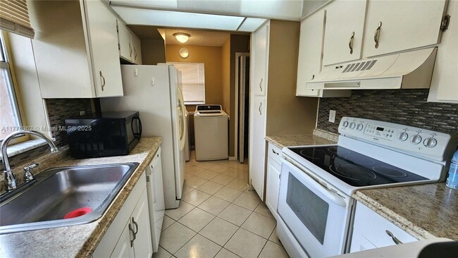 Building Photo - 2700 Coral Springs Dr