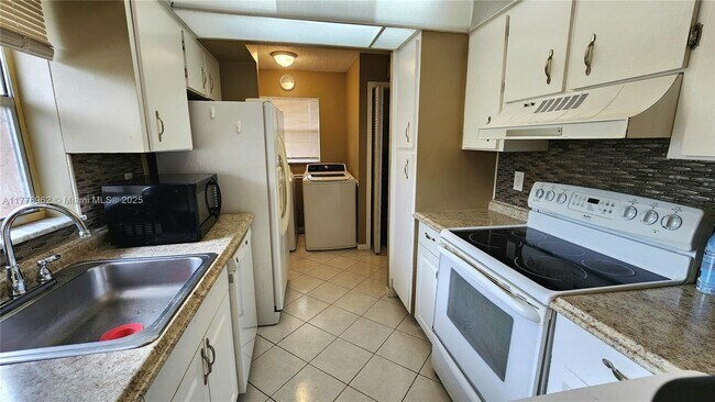 Foto del edificio - 2700 Coral Springs Dr