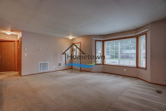 Building Photo - Very Nice 2 Bed Home with Fully Fenced Bac...