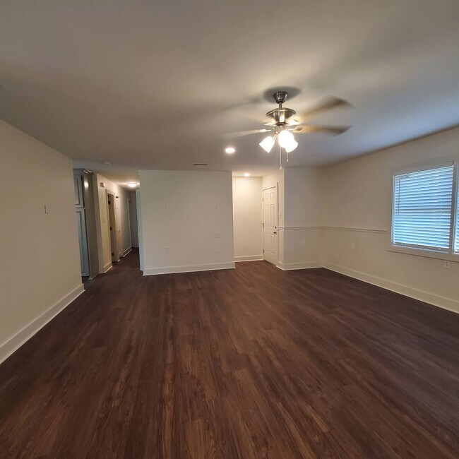 Foto del edificio - Charming 3-Bedroom Home on 1 Acre with Spacious Garage and Screened-In Porch