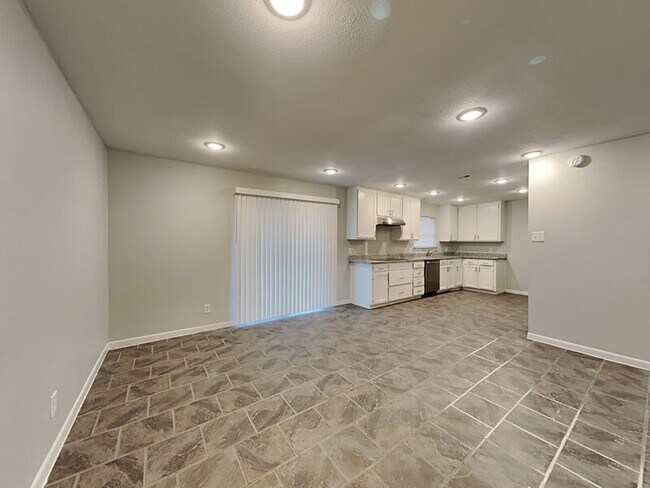 Building Photo - 3128 Royal Ln