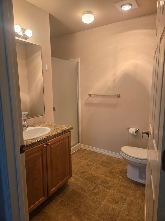 Building Photo - For Rent – Spacious 3 Bedroom Condo in Promenade Condos