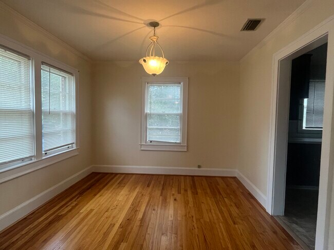 Comedor - 160 Fore Ave