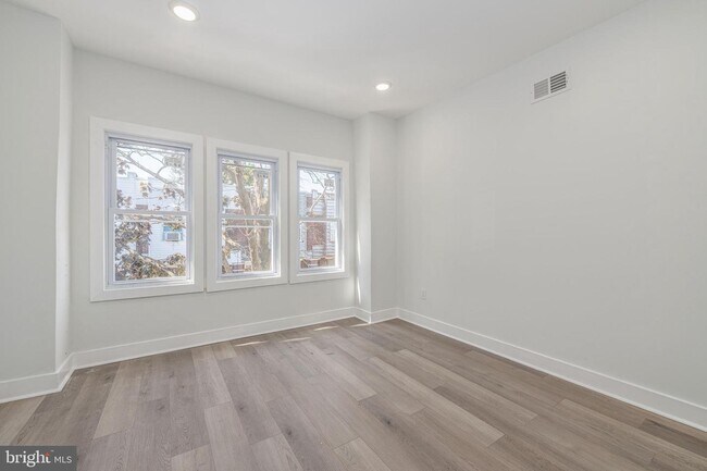 Building Photo - 1537 S Myrtlewood St