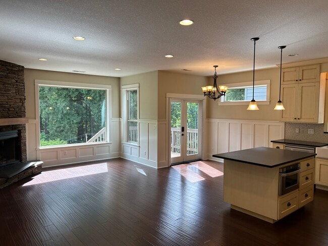 Building Photo - One Level and Backs To Greenspace