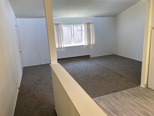 Spacious Living Room - 1028 Chula Vista Ave
