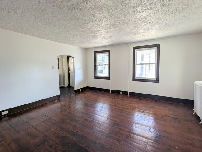 Building Photo - 127 Center St
