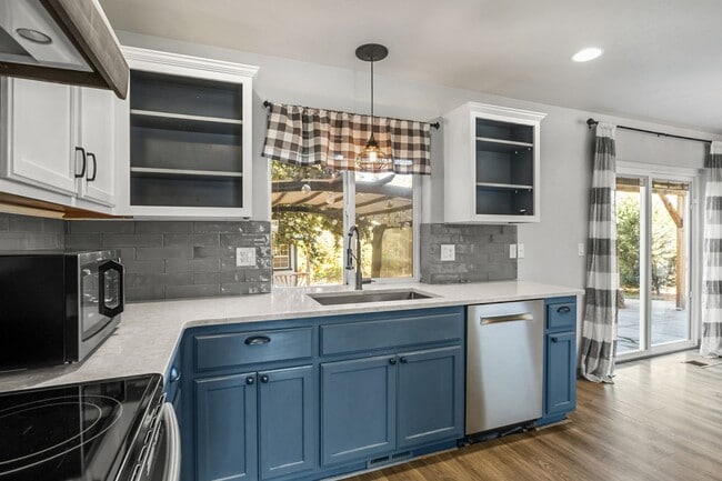 Building Photo - Exquisite 4 Bed, 2.5 Bath Redmond Retreat: Endless Backyard Amenities, Farmhouse Upgrades, and Tr...
