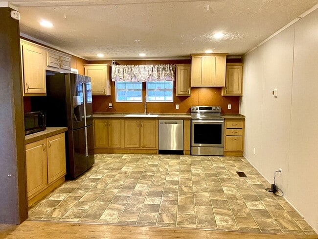 Building Photo - Quiet home in the country