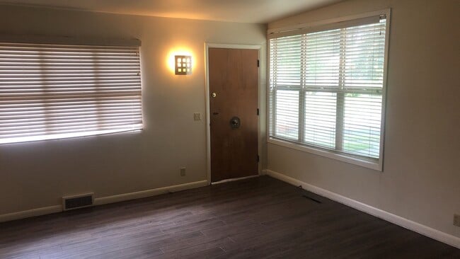 Building Photo - 1313-1315-1315 NE Harvey Rd