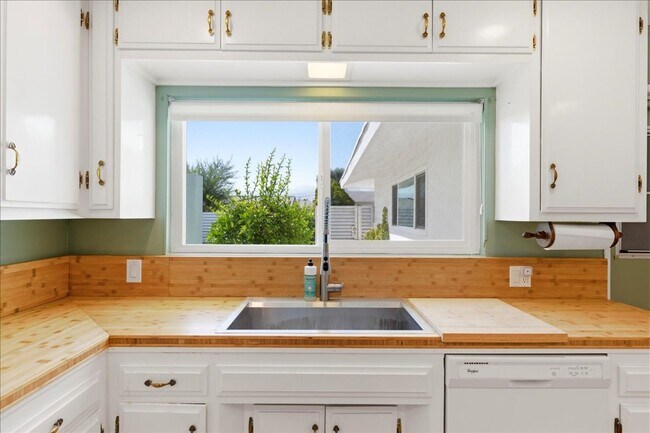 Foto del edificio - 3 bed / 2 Bath Mid-Century Home with Two-Car Garage, Soaking Pool and Manicured Backyard!